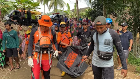 Bocah 4 Tahun yang Terseret Arus Ditemukan Meninggal di Sungai Bojong Bocah 4 Tahun yang Terseret Arus Ditemukan Meninggal di Sungai Bojong