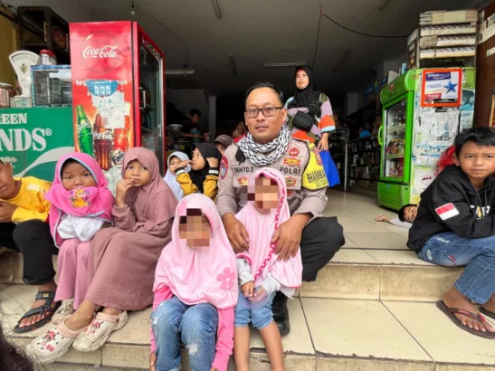 Bripka Yanto merawat dua anak terlantar secara sukarela