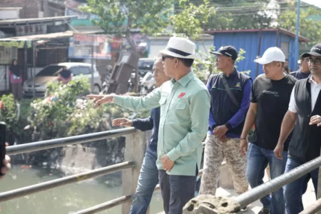 Bupati Bandung Tinjau Wilayah Rawan Banjir dan Tanggul Jebol di Dayeuhkolot Bupati Bandung Dadang Supriatna Meninjau Lokasi Rawan Banjir
