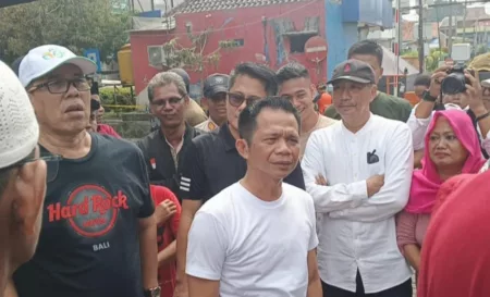 Om Zein Relokasi Pedagang Golden Store ke Mall STS Sadang Bupati Purwakarta, Saepul Bahri Binzein (Kaus Putih)