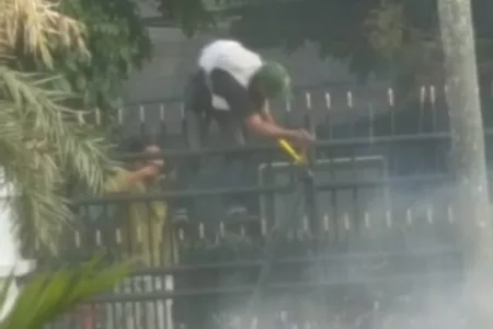 Demo di DPRD Jabar Tolak Pengesahan RUU TNI Berlangsung Panas! Demonstran Berusaha Memotong Rantai dan Kunci Gerbang DPRD Jabar