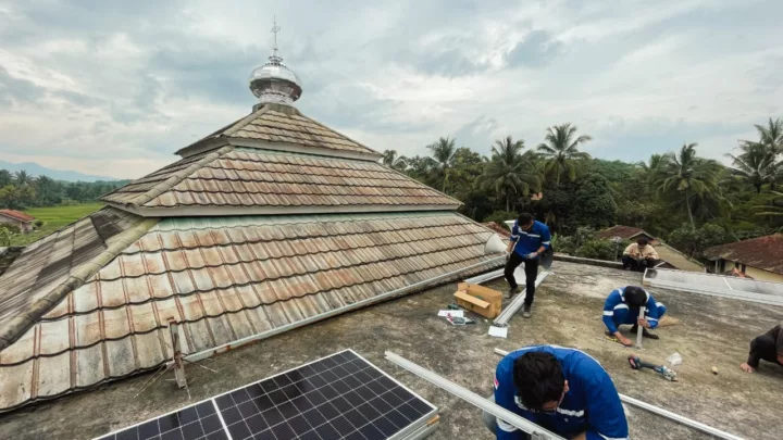 Dua Masjid Kini Diterangi PLTS Lewat Program Sedekah Energi 2025