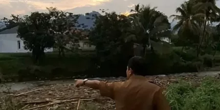 Erosi Sungai Cihonje Ancam Sawah dan Gedung IPHI Darmaraja Arus deras Sungai Cihonje disertai tumpukan sampah mengancam pemukiman dan perkantoran yang dilewatinya
