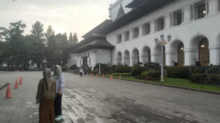 Bulan Ramadhan: Banyak ASN Pemprov Jabar Datang Kesiangan Meski Jam Masuk 06.30 WIB Suasana Gedung Sate Senin, 3 Maret 2025, Pagi