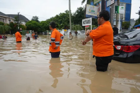 Banjir Bekasi Belum Surut, Warga Butuh Bantuan Mendesak Banjir Bekasi masih tinggal