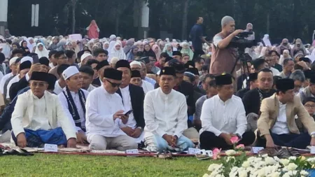 Ribuan Jamaah Gelar Sholat IdulFitri di lapang Gasibu, ini Kata Dedi Mulyadi Gubernur Jabar Dedi Mulyadi menggelar lebaran pertama di Kota Bandung
