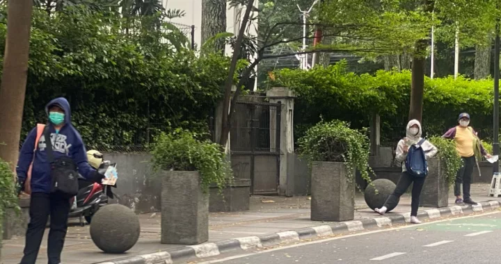 Jasa Tukar Uang di Pinggir Jalan