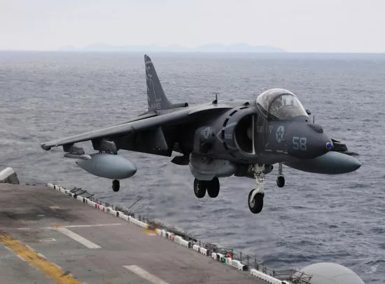 Jet Tempur TOVL AV-8B Harrier II
