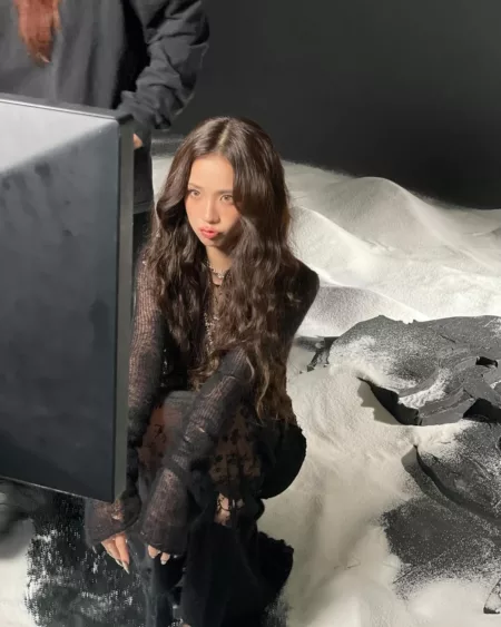 Jisoo BLACKPINK Tampil Menawan, Pemotretan di Balik Layar saat Comeback Foto di balik layar Jisoo BLACKPINK saat comeback