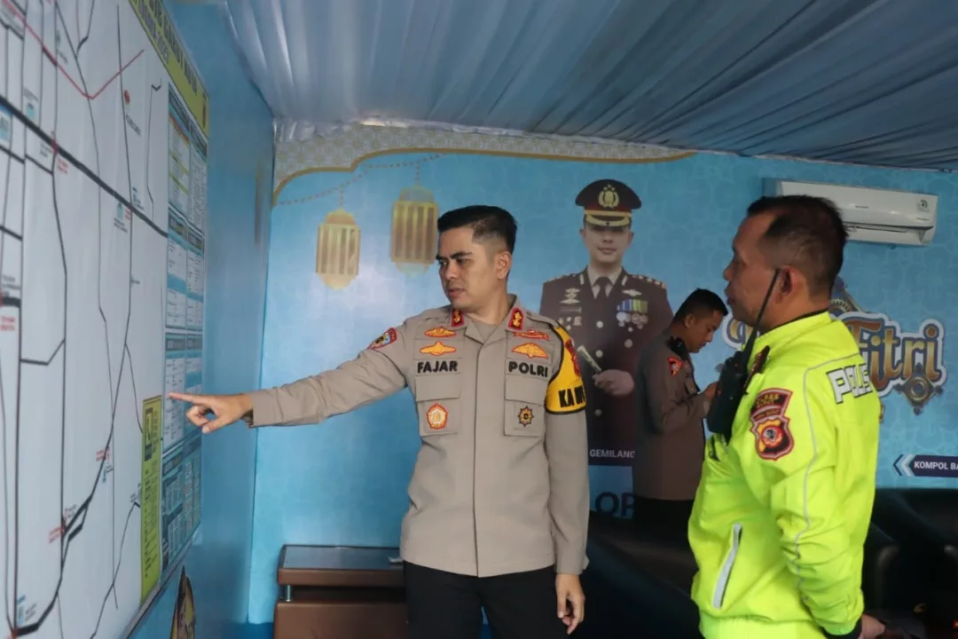 Kapolres Garut AKBP Mochamad Fajar Gemilang mengecek kesiapan pos pengamanan (Pospam) Operasi Ketupat Lodaya 2025