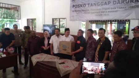 Ketua DPD RI Tinjau Lokasi Banjir dan Salurkan Bantuan di Bekasi Ketua DPD RI Sultan D. Najmudin Menyerahkan Bantuan Buat Korban Banjir di Bekasi