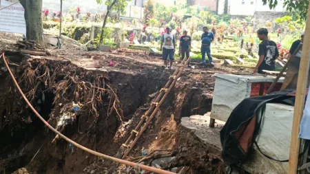 Longsor di TPU Nagrog, Delapan Makam Direlokasi Demi Keamanan Peziarah Longsor di TPU Nagrog