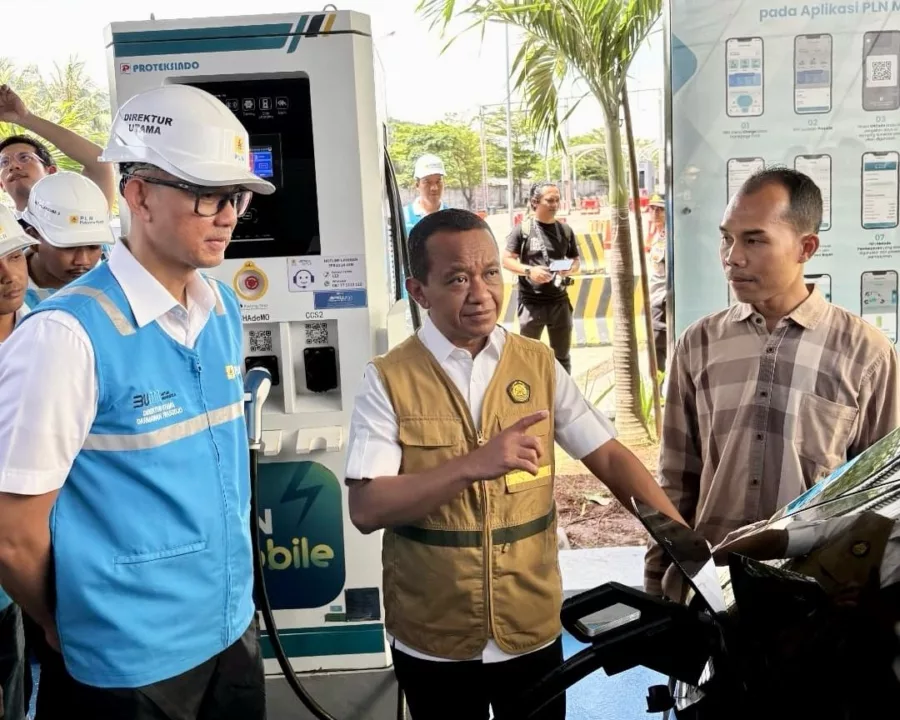 Menteri Energi dan Sumber Daya Mineral (ESDM) Bahlil Lahadalia melakukan inspeksi ke Stasiun Pengisian kendaraan listrik umum (SPKLU)