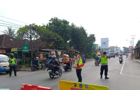 Polres Garut Terapkan Sistem One Way di Jalur Strategis Lima Belas Titik PJU di Jalur Sangkanurip-Linggarjati Mulai Diperbaiki