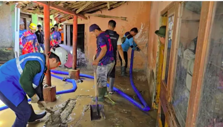 PLN Hadir Membantu Pasca Banjir Bandang di Kabupaten Sukabumi