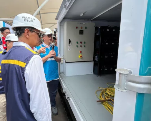 Wakil Menteri ESDM, Yuliot Tanjung saat melakukan peninjauan ke Stasiun Pengisian Kendaraan Listrik Umum (SPKLU) di jalur mudik