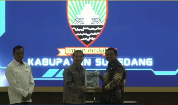 Pemda Sumedang Serahkan LKPD