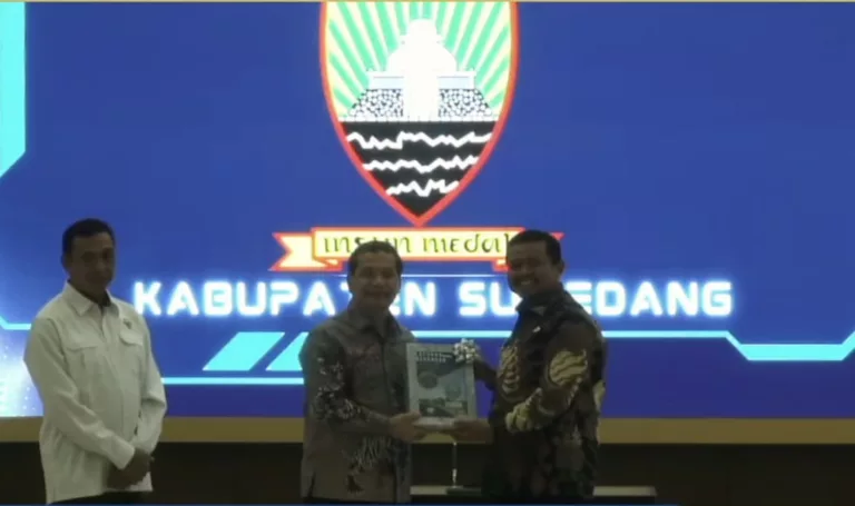 Pemda Sumedang Serahkan LKPD