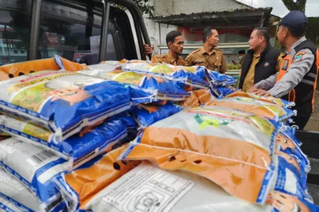 Oprasi Pasar: Pemprov Jabar Stabilkan Harga Bapokting Jelang Idulfitri Pemprov Jabar Stabilkan Harga Bapokting Jelang Idulfitri