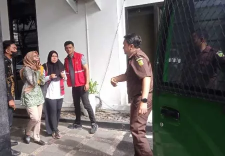 Dua Tersangka Kasus Aset Kebun Binatang Bandung Resmi Ditahan Tim penyidik Kejati Jabar menyerahkan dua tersangka kasus aset Kebun Binatang Bandung ke JPU