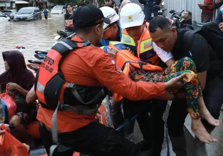 PLN Kontrol Keamanan Kelistrikan, Bantu Evakuasi Warga di Tengah Banjir Bekasi PLN Kontrol Keamanan Kelistrikan, Bantu Evakuasi Warga di Tengah Banjir Bekasi