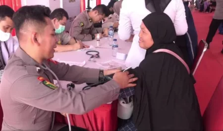 Polda Jabar Berikan Layanan Kesehatan Gratis bagi Korban Banjir Polda Jabar Berikan Layanan Kesehatan Gratis bagi Korban Banjir