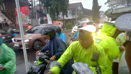 Peduli di Bulan Ramadhan! Polisi Tasikmalaya Terobos Hujan Demi Berbagi Takjil Polisi Lalulintas Berbagi Takjil di Kota Tasikmalaya
