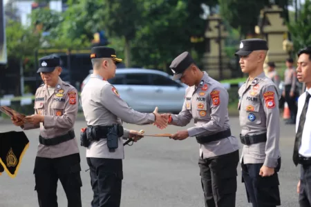 Polres Garut Beri Kenaikan Pangkat dan Penghargaan bagi Personel dan Influencer Polres Garut Beri Kenaikan Pangkat dan Penghargaan bagi Personel dan Influencer