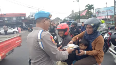 Polres Tasikmalaya Kota dan Bhayangkari Bagikan 500 Takjil untuk Warga Berpuasa Polres Tasikmalaya Kota dan Bhayangkari Bagikan 500 Takjil