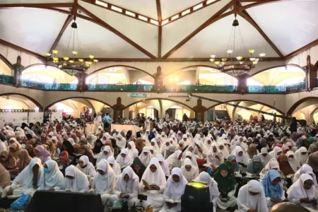 World Quran Hour: Masjid Pusdai Bandung Dipadati Ribuan Jamaah World Quran Hour: Masjid Pusdai Bandung Dipadati Ribuan Jamaah