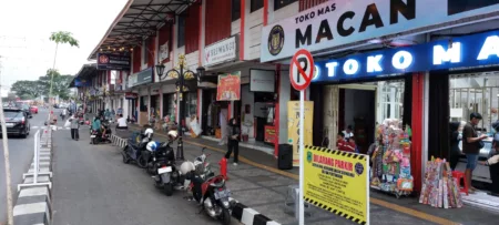 Pengendara Nekat Langgar Larangan Parkir di Jalan Siliwangi Kuningan Rambu larangan parkir di pusat pertokoan Jl.Siliwangi Dilanggar para pengendara motor