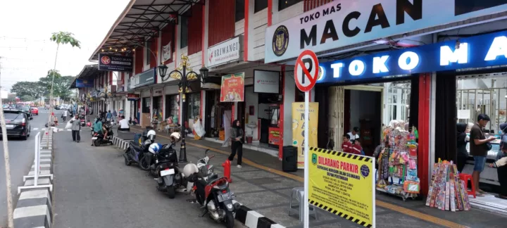 Rambu larangan parkir di pusat pertokoan Jl.Siliwangi Dilanggar para pengendara motor