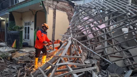 Dua Lagi Rumah di Perum Dian Anyar Terancam Ambruk Akibat Pergerakan Tanah Tim BPDB Purwakarta saat evakuasi puing puing rumah ambruk di Perum Dian Anyar