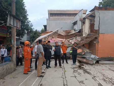 Diduga Akibat Pergeseran Tanah, Rumah Mewah di Purwakarta Ambruk Rumah Mewah di Perum Dian Anyar, Purwakarta Ambruk
