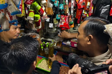 Satgas Pangan Polda Jabar Cek Harga dan Takaran Minyak di Pasar Kosambi Satgas Pangan Polda Jabar Cek Harga dan Takaran Minyak