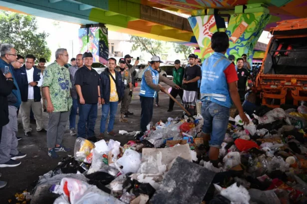 Sekretaris Daerah Provinsi Jawa Barat, Herman Suryatman, bersama Wali Kota Bandung, Farhan, membahas strategi pengelolaan sampah di Kota Bandung