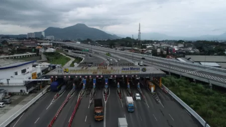 Volume Lalu Lintas Tol Jabodetabek dan Jawa Barat Menjelang Idulfitri Meningkat Situasi di Salah satu Pintu Tol
