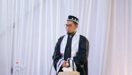 Ustadz Adi Hidayat Hadiahi Mayor Teddy Peci Kesayangannya Ustadz Adi Hidayat berikan peci kesayangannya pada Seskab Teddy (IG/adihidayatofficial)