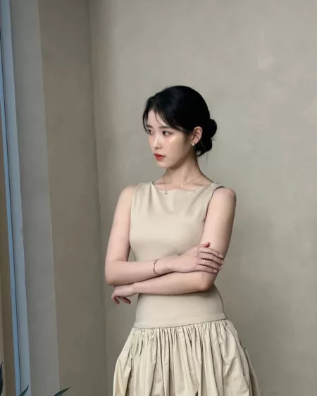 Bukan Hanya Artis Indonesia, IU Juga Ternyata Sering Berbagi Hampers Setiap Tahun. Apa Isinya? IU sering berbagi hampers (IG/dlwlrma)