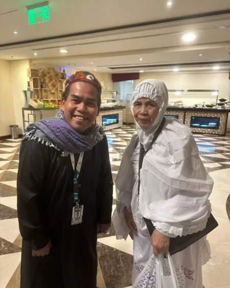 Tangis Bopak Castello Pecah Saat Bertemu Jemaah Umrah yang Menyerupai Almarhumah Ibunya Bopak castello bertemu sosok ini saat umroh (IG/bopakcastello_new)