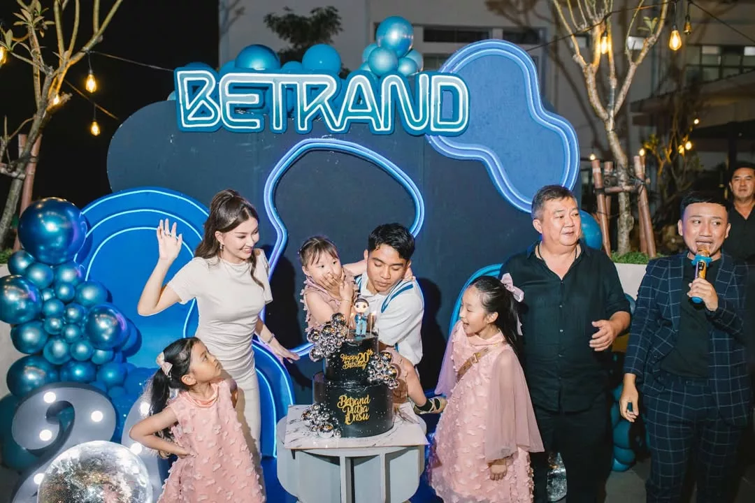 Genap 20 Tahun! Betrand Peto Dapat Hadiah Mobil Genap 20 Tahun! Betrand Peto Dapat Hadiah Mobil (@betrandpetoputraonsu)