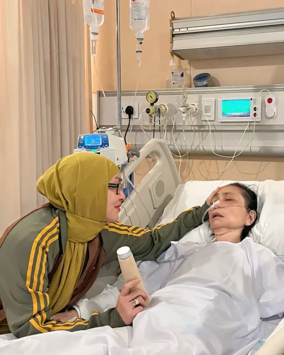 Angelina Sondakh Curhat Ibunya Masuk ICU (IG/angelinasondakh09)