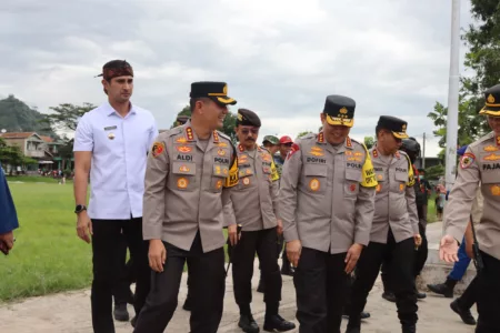 Wakapolri Tinjau Arus Mudik di Jalur Selatan Jawa Barat Wakapolri Komjen Ahmad Dofiri mengecek arus mudik