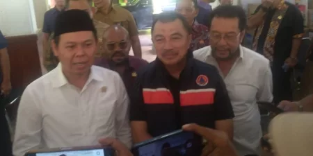 Banjir Bekasi Surut, Warga Mulai Bersihkan Lumpur dan Material Banjir Wakil Walikota Bekasi Abdul Haris Bobihoe (Kemeja Hitam)
