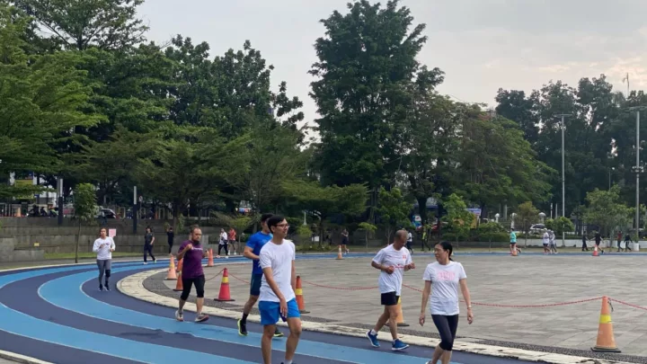 Warga Kota Bandung Berolahraga Saat Menjalankan Ibadah Puasa