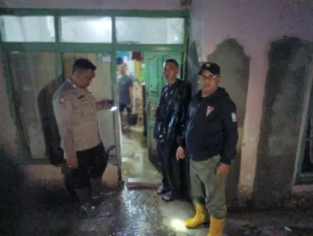 Polsek Samarang Tinjau Lokasi Banjir di Desa Sirnasari Polsek Samarang Cek Lokasi Banjir Di Desa Sirnasari Samarang Garut