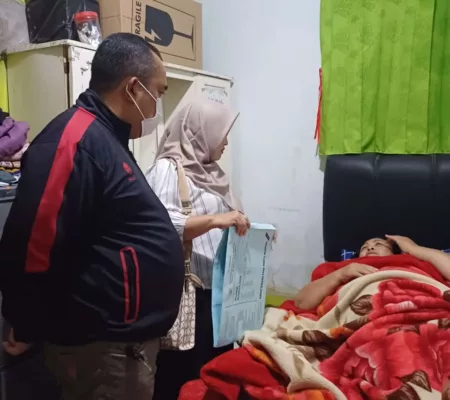 Mochammad Ulan Surlan Bagikan Takjil Bergizi untuk Anak Yatim dan Lansia di Bulan Ramadan Mochammad Ulan Surlan saat mengunjungi lansia di wilayahnya