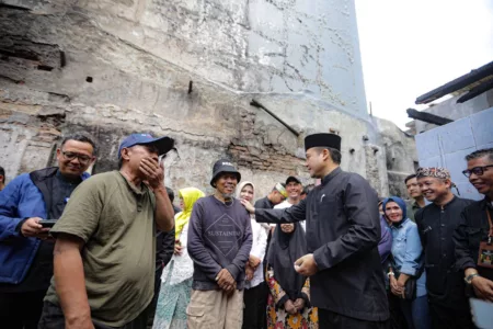 Erwin Tinjau Rumah Korban Kebakaran di Regol, Pastikan Bantuan dan Perbaikan Segera Wakil Wali Kota Bandung Saat meninjau Rumah Warga yang terbakar Kamis 6 Maret 2025