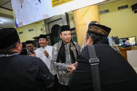 Wawalkot Bandung Erwin Murka! Pengelola TPU Ujungberung Kedapatan Pungli Wawalkot Bandung Erwin Murka! Pengelola TPU Ujungberung Kedapatan Pungli Rp 1,3 Juta