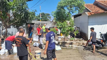 Warga Swadaya Perbaiki Kirmir Jebol di Komplek Adipura Warga Swadaya Perbaiki Kirmir Jebol di Komplek Adipura